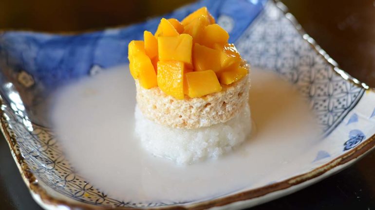 Mango sticky rice dessert